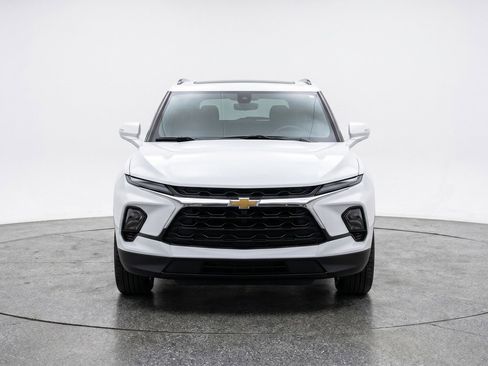 Used 2025 Chevrolet Blazer LT FWD image 2