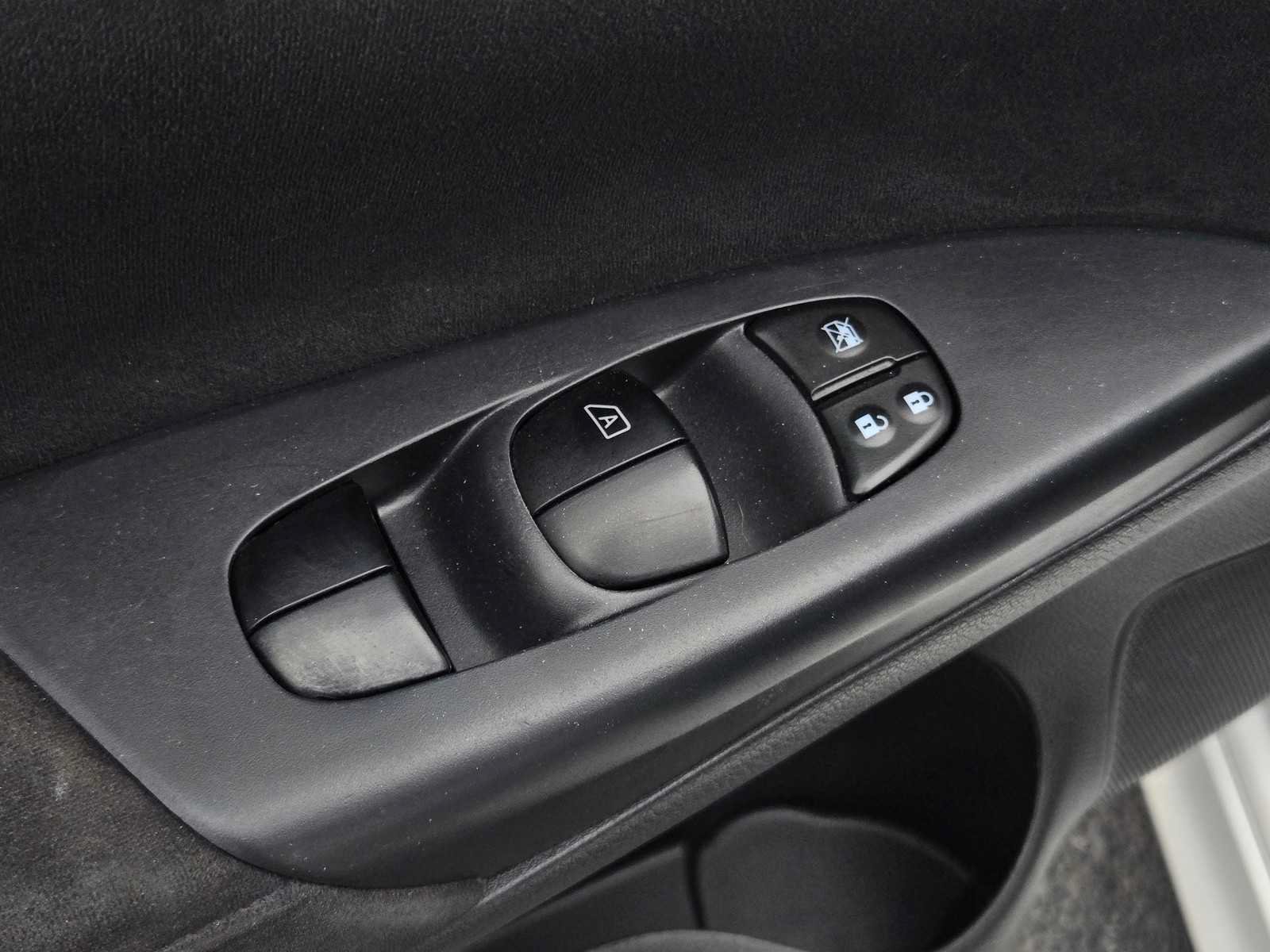 Used 2015 Nissan Sentra SR FWD image 9