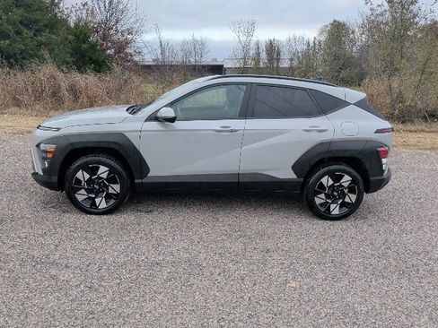 Used 2024 Hyundai Kona SEL image 2