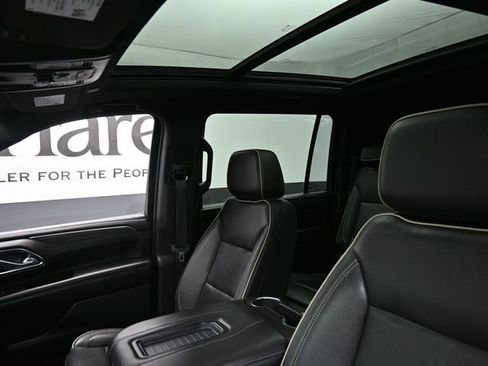 Used 2022 GMC Yukon XL SLT w/ SLT Premium Package image 17