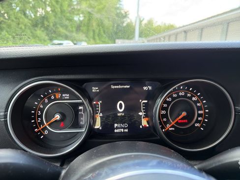 Used 2018 Jeep Wrangler Unlimited Sahara w/ Dual Top Group AWD/4WD image 9
