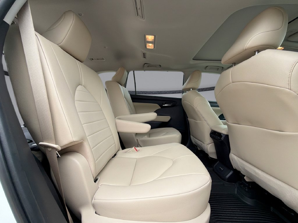 Used 2023 Toyota Highlander XLE FWD image 17