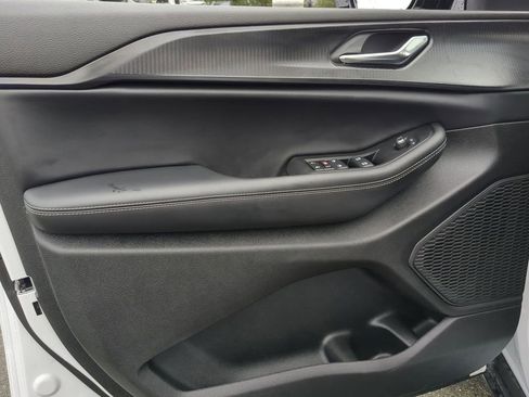 Used 2024 Jeep Grand Cherokee Altitude image 18