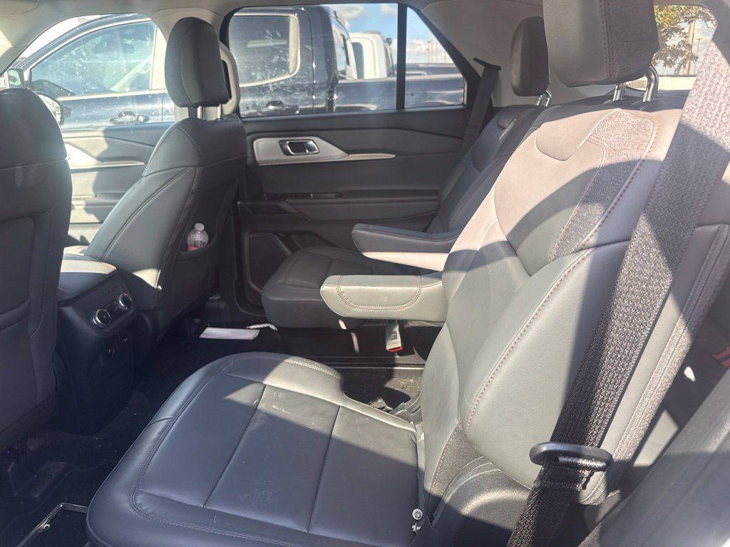 Used 2025 Ford Explorer Active w/ Active Comfort Package RWD image 6