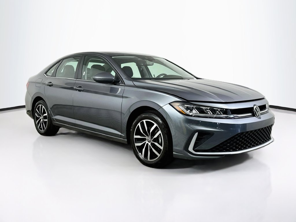 Used 2025 Volkswagen Jetta SE FWD image 2