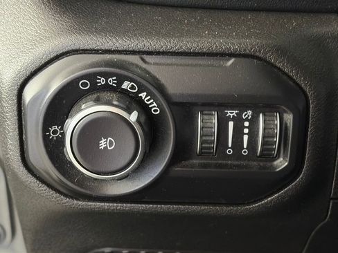 Used 2018 Jeep Wrangler Unlimited Sahara w/ Cold Weather Group image 26