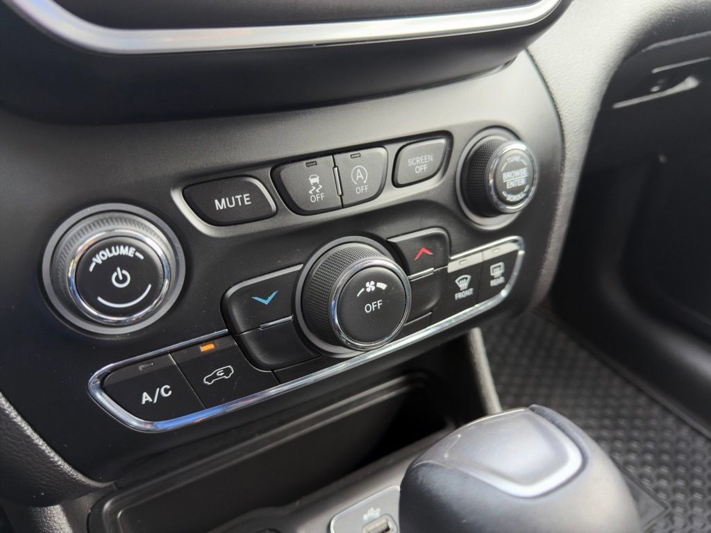 Used 2019 Jeep Cherokee Latitude Plus w/ Cold Weather Group AWD/4WD image 16