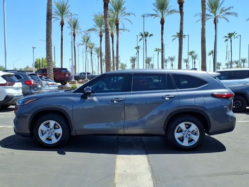 Used 2023 Toyota Highlander LE FWD image 7