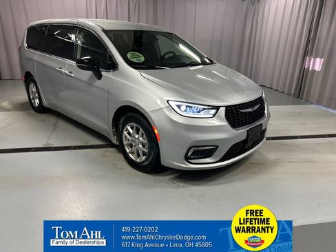 Used 2024 Chrysler Pacifica Touring-L FWD image 1