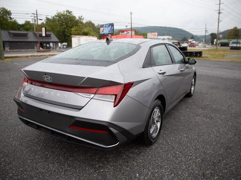 Used 2025 Hyundai Elantra SE image 3