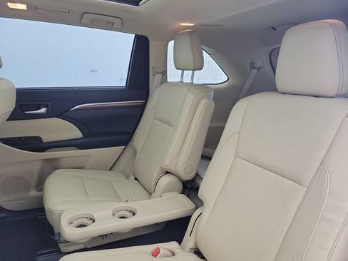Used 2019 Toyota Highlander Limited Platinum FWD image 14