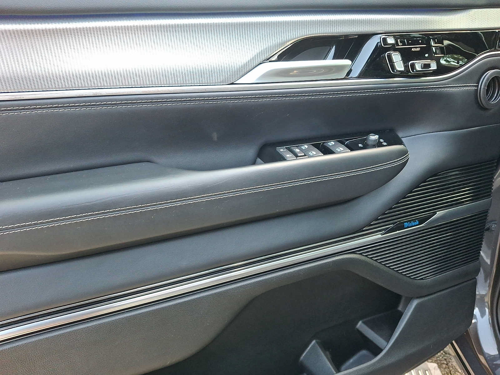 Used 2023 Jeep Grand Wagoneer 4WD image 11