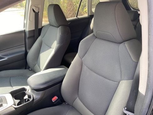 Used 2021 Toyota RAV4 LE image 6