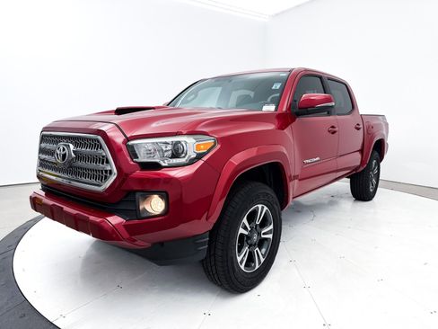 Used 2017 Toyota Tacoma TRD Sport image 12