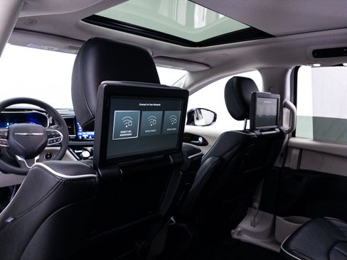 Used 2023 Chrysler Pacifica Limited w/ Uconnect Theater Family Group FWD image 9