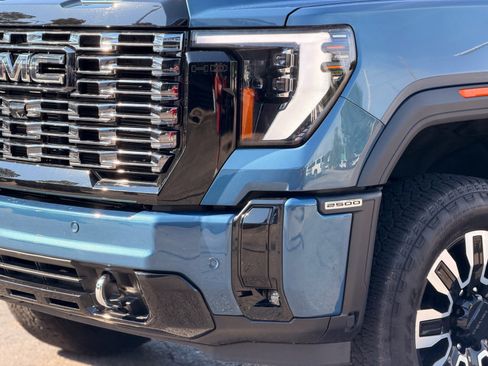 Used 2025 GMC Sierra 2500 Denali Ultimate AWD/4WD image 8