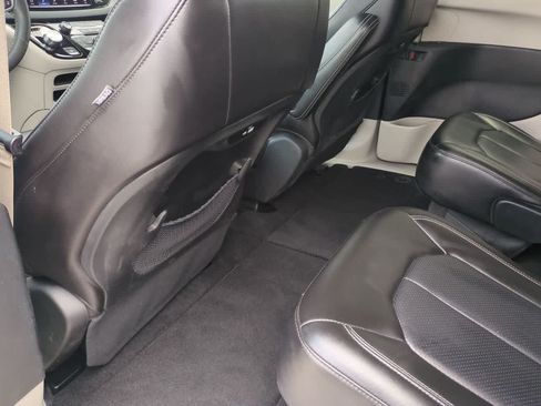 Used 2023 Chrysler Pacifica Touring-L FWD image 19
