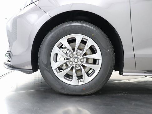 Used 2024 Toyota Sienna LE image 44