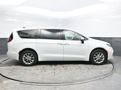 Used 2023 Chrysler Pacifica Touring-L image 8