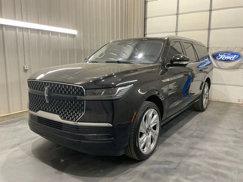 Used 2025 Lincoln Navigator L Reserve image 3