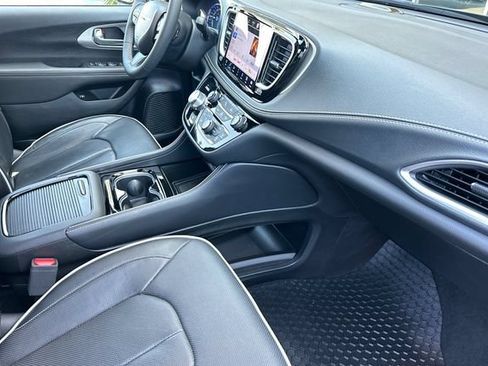Used 2024 Chrysler Pacifica Premium FWD image 15