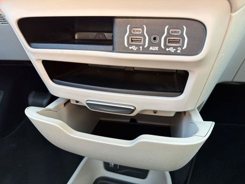 Used 2024 Chrysler Pacifica Touring-L FWD image 30