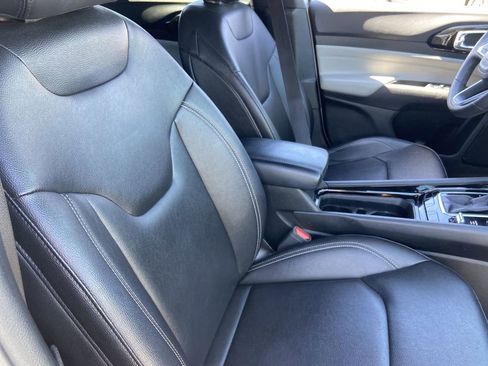 Used 2025 Jeep Compass Limited image 23