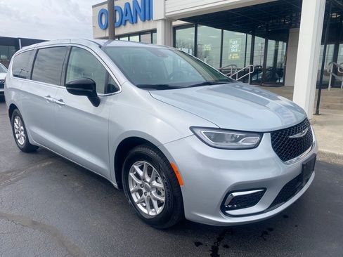 Used 2024 Chrysler Pacifica Touring-L FWD image 1