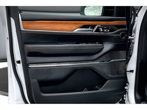 Certified 2024 Jeep Grand Wagoneer Series III w/ HD Trailer Tow Package image 20