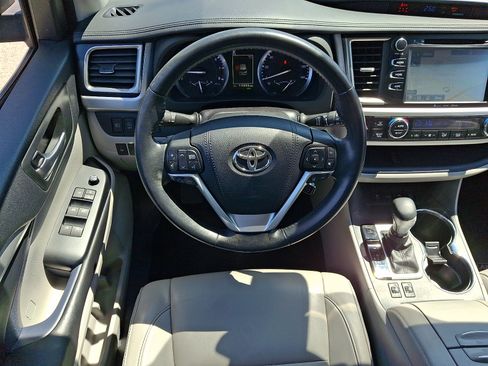 Used 2017 Toyota Highlander XLE w/ Carpet Mat Package AWD/4WD image 12