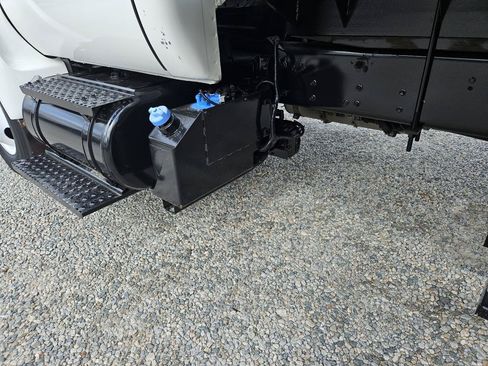 Used 2011 Ford F750 2WD Regular Cab Super Duty image 15