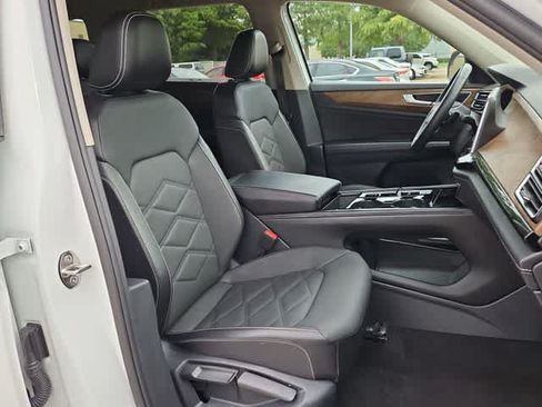 Used 2024 Volkswagen Atlas SE AWD/4WD image 19