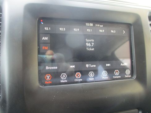 Used 2019 Jeep Cherokee Latitude w/ Popular Appearance Group FWD image 18