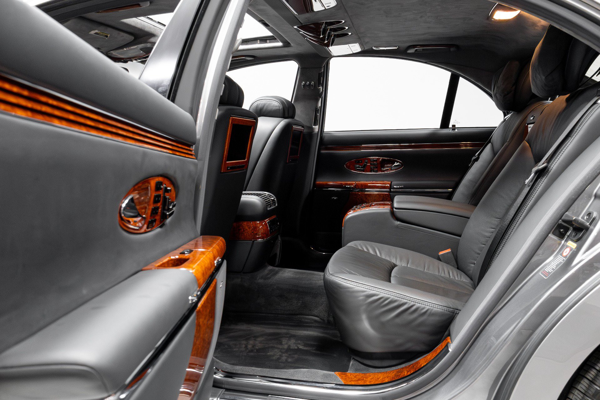 Used 2004 Maybach 57 RWD image 47