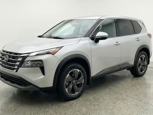 Used 2025 Nissan Rogue SV FWD image 3
