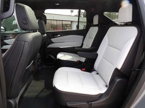 Used 2025 Chevrolet Traverse High Country image 10