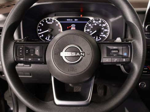 Used 2023 Nissan Rogue SV image 3