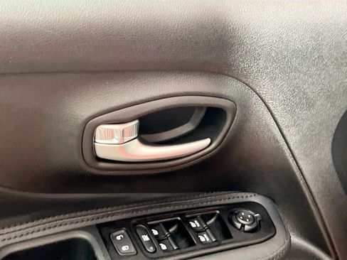 Used 2021 Jeep Renegade Latitude FWD image 16