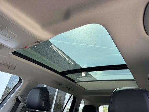 Certified 2024 Volkswagen Tiguan SE image 17