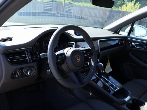 Certified 2026 Porsche Macan AWD/4WD image 4