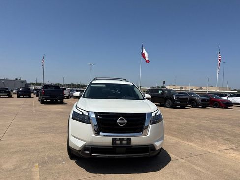 Certified 2024 Nissan Pathfinder SV FWD image 4