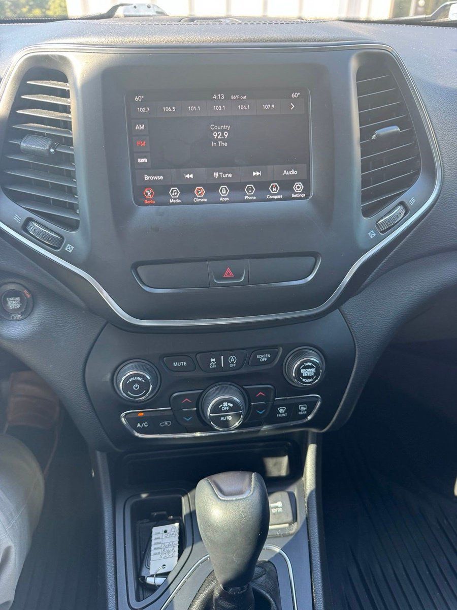 Used 2019 Jeep Cherokee Latitude Plus w/ Comfort/Convenience Group FWD image 10