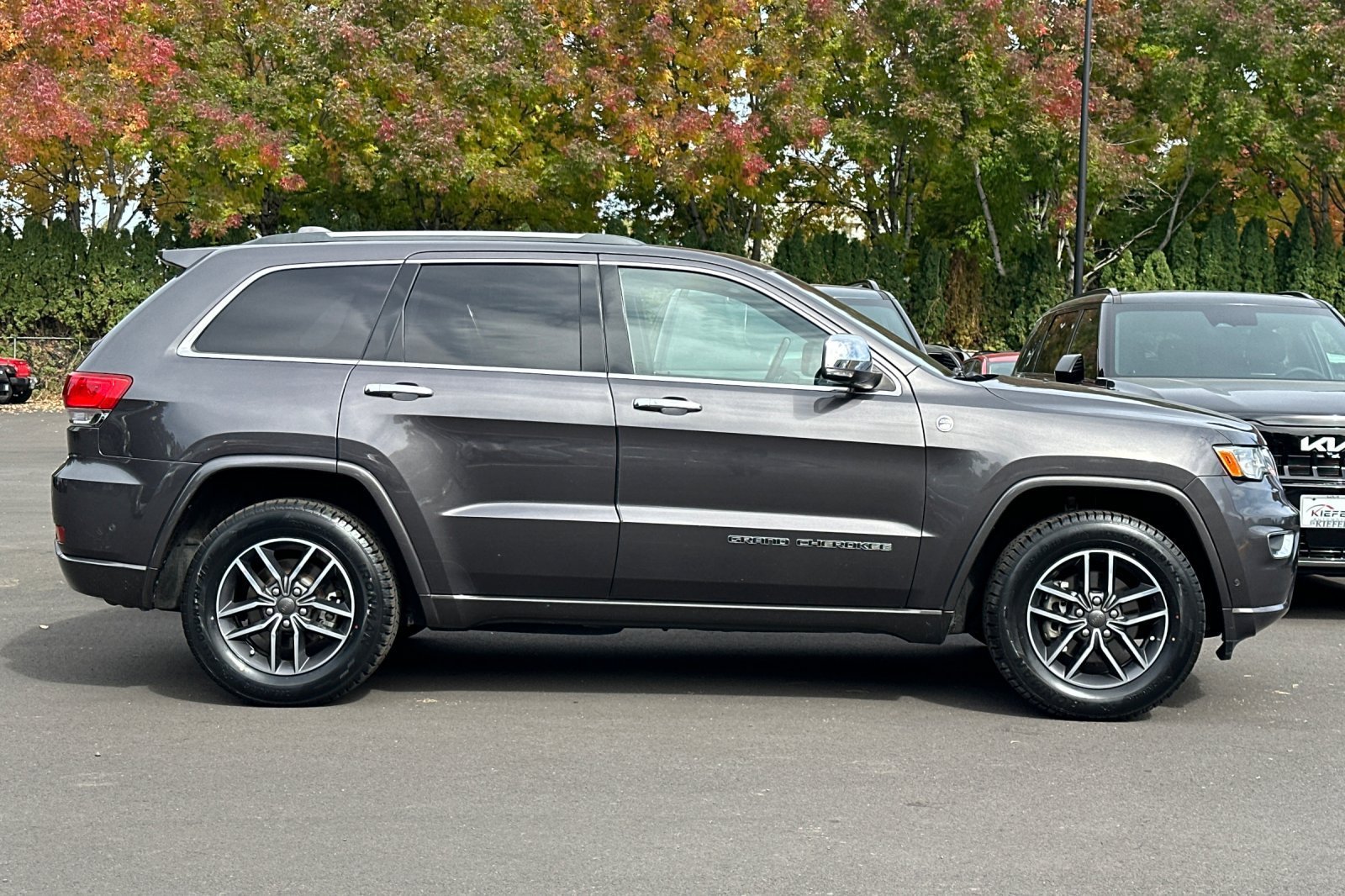Used 2019 Jeep Grand Cherokee Overland AWD/4WD image 3