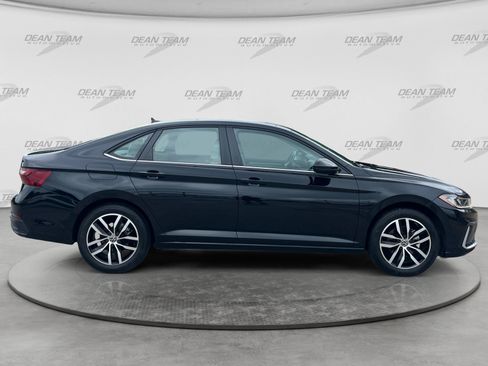 Used 2026 Volkswagen Jetta SE FWD image 8
