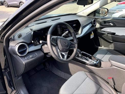 New 2026 Chevrolet Trax LT w/ Midnight Edition FWD image 9