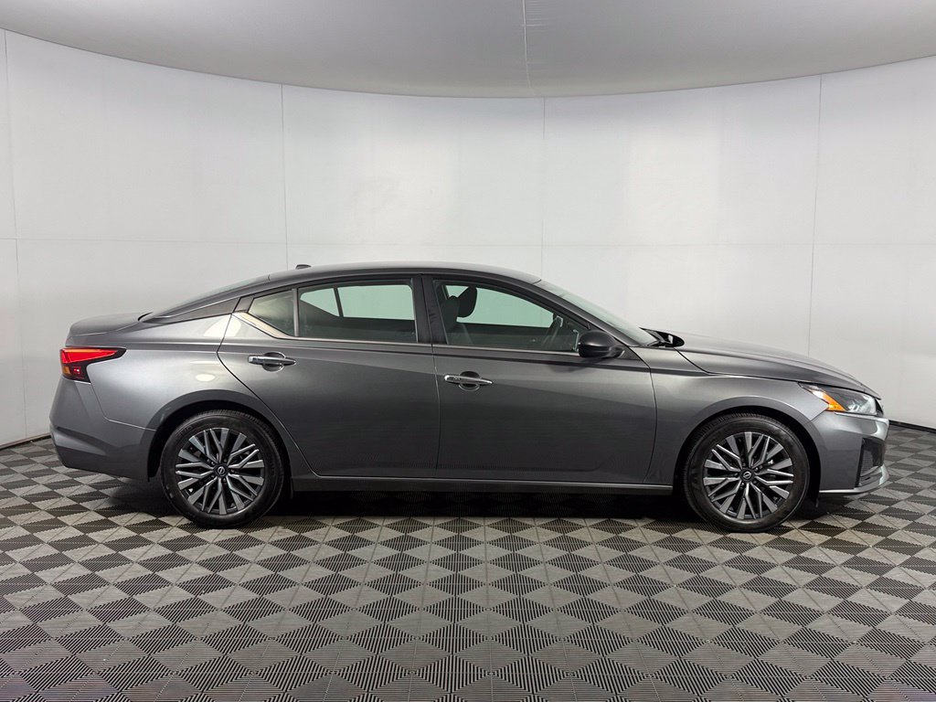 Used 2025 Nissan Altima 2.5 SV FWD image 6