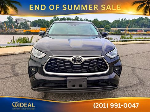 Used 2021 Toyota Highlander LE AWD/4WD image 3