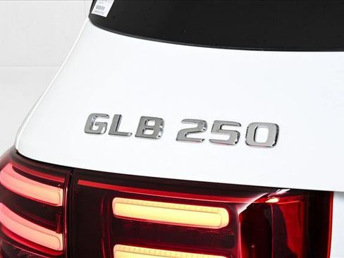 New 2025 Mercedes-Benz GLB 250 4MATIC image 5