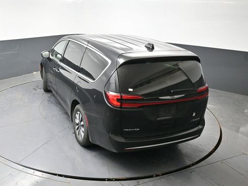 Used 2023 Chrysler Pacifica Touring-L image 23