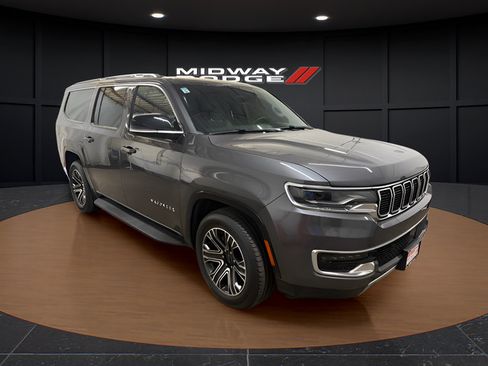 Used 2025 Jeep Wagoneer L Series II w/ 8-pass Seating Package AWD/4WD image 1